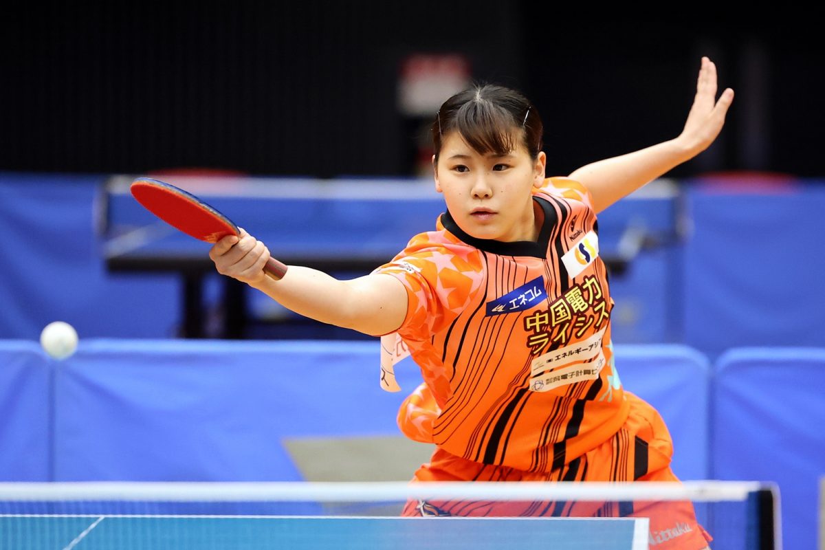 写真：中森帆南(中国電力ライシス)/提供：NPO法人大阪卓球協会／馬渡卓也・能津桂