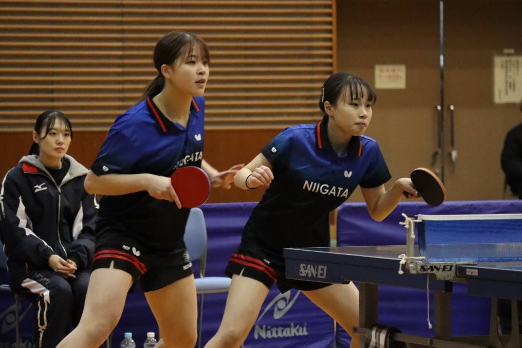 写真:長部心奈/井ノ口侑果(新潟大)/提供:北信越学生卓球連盟