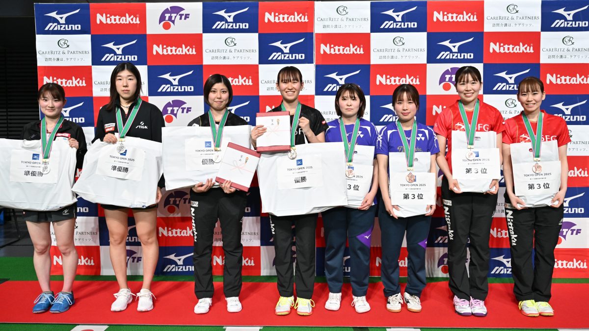 写真：女子ダブルス表彰式/撮影：ラリーズ編集部