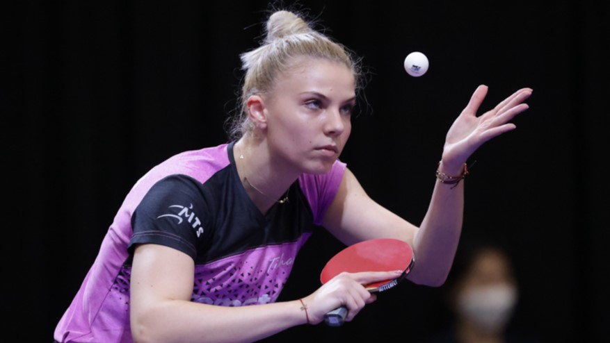 アディナ・ディアコヌの使用用具・大会成績・プロフィール