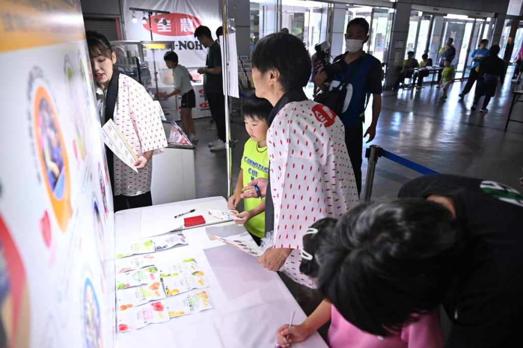 写真：全農ブースで「サンクスツアー〇×クイズ」を楽しむ子どもたち/撮影：ラリーズ編集部