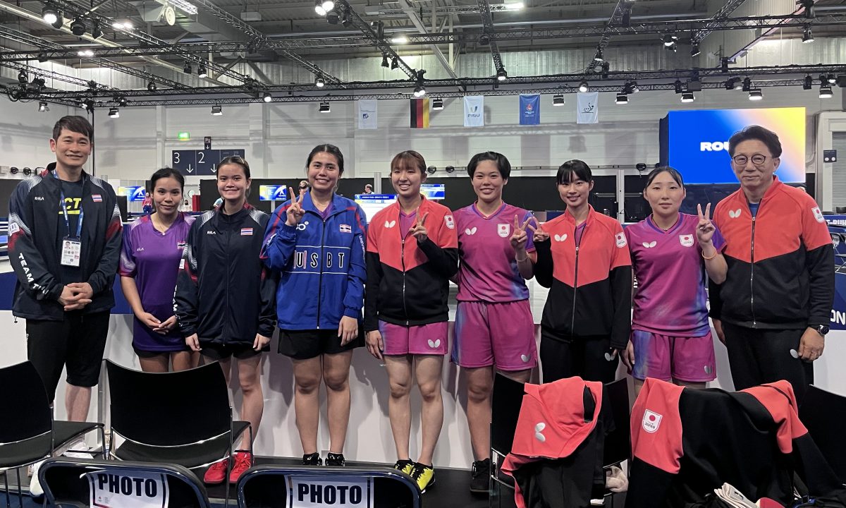 写真：タイ戦にて勝利後の女子チームの写真/提供：一般社団法人　日本学生卓球連盟