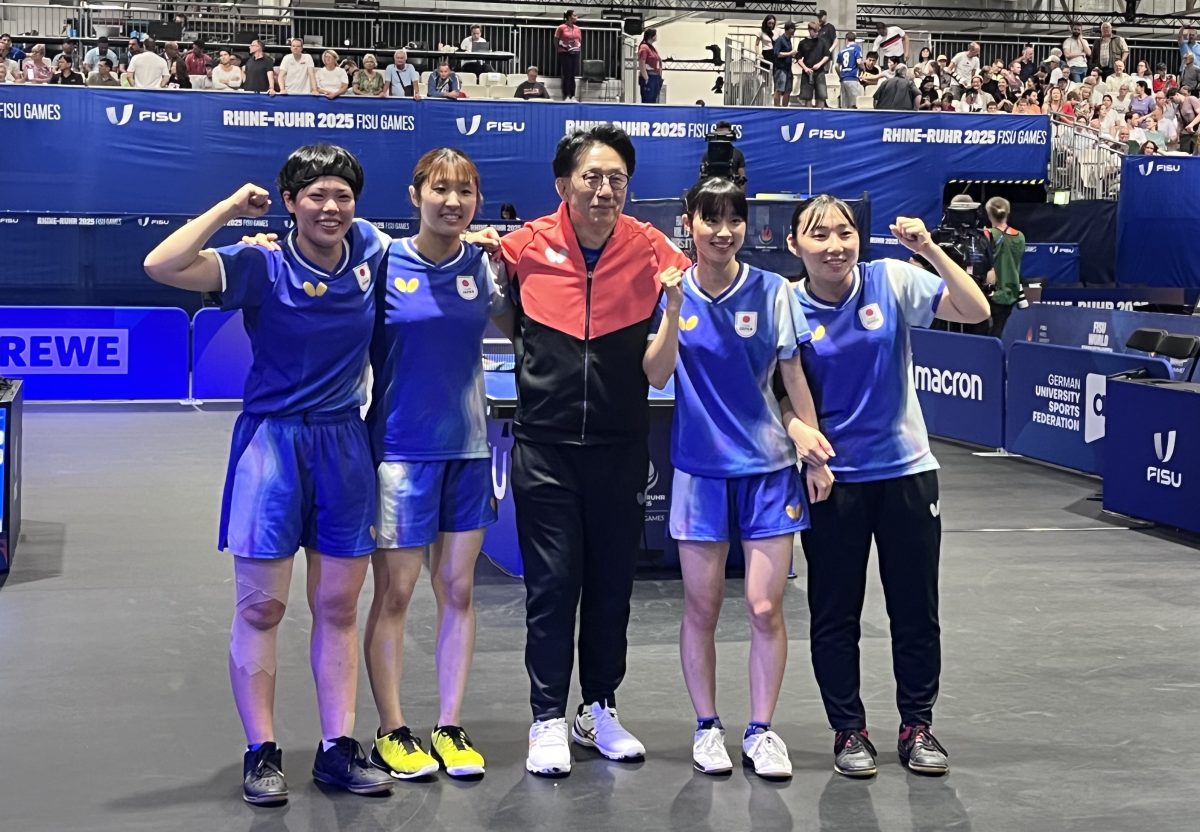 写真：優勝直後の女子日本代表/提供：一般社団法人　日本学生卓球連盟