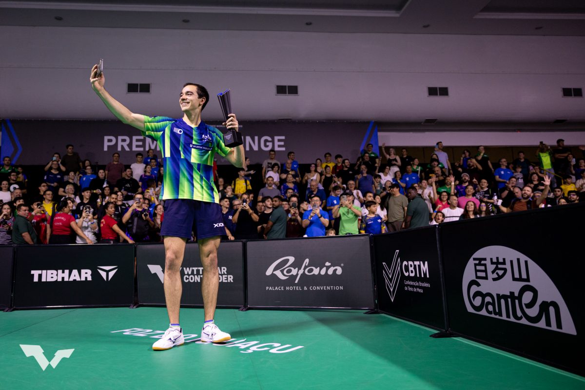 写真：表彰式後には地元の観客と写真を撮影した/提供：WTT