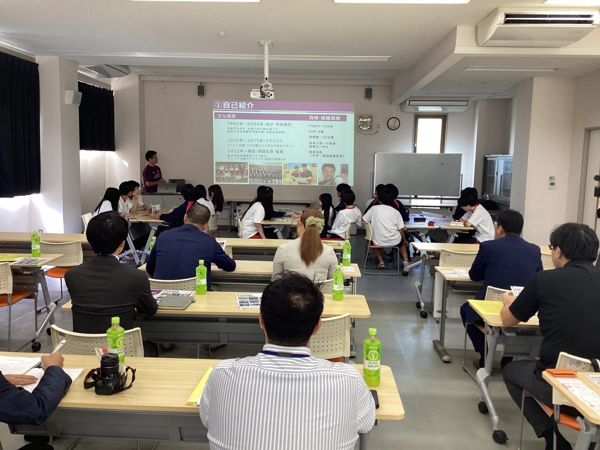 写真：授業を聞く京都聖カタリナ高等学校の生徒/提供：京都聖カタリナ高等学校