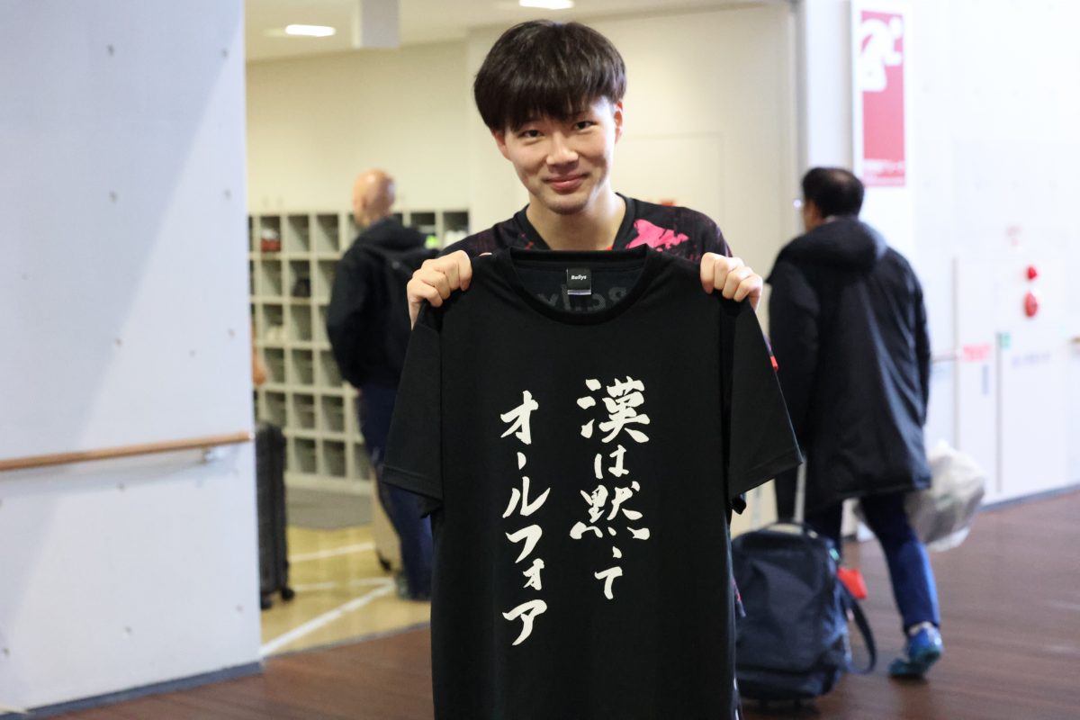 写真：『漢は黙ってオールフォア』Tシャツを持参してくれた方も/撮影：ラリーズ編集部