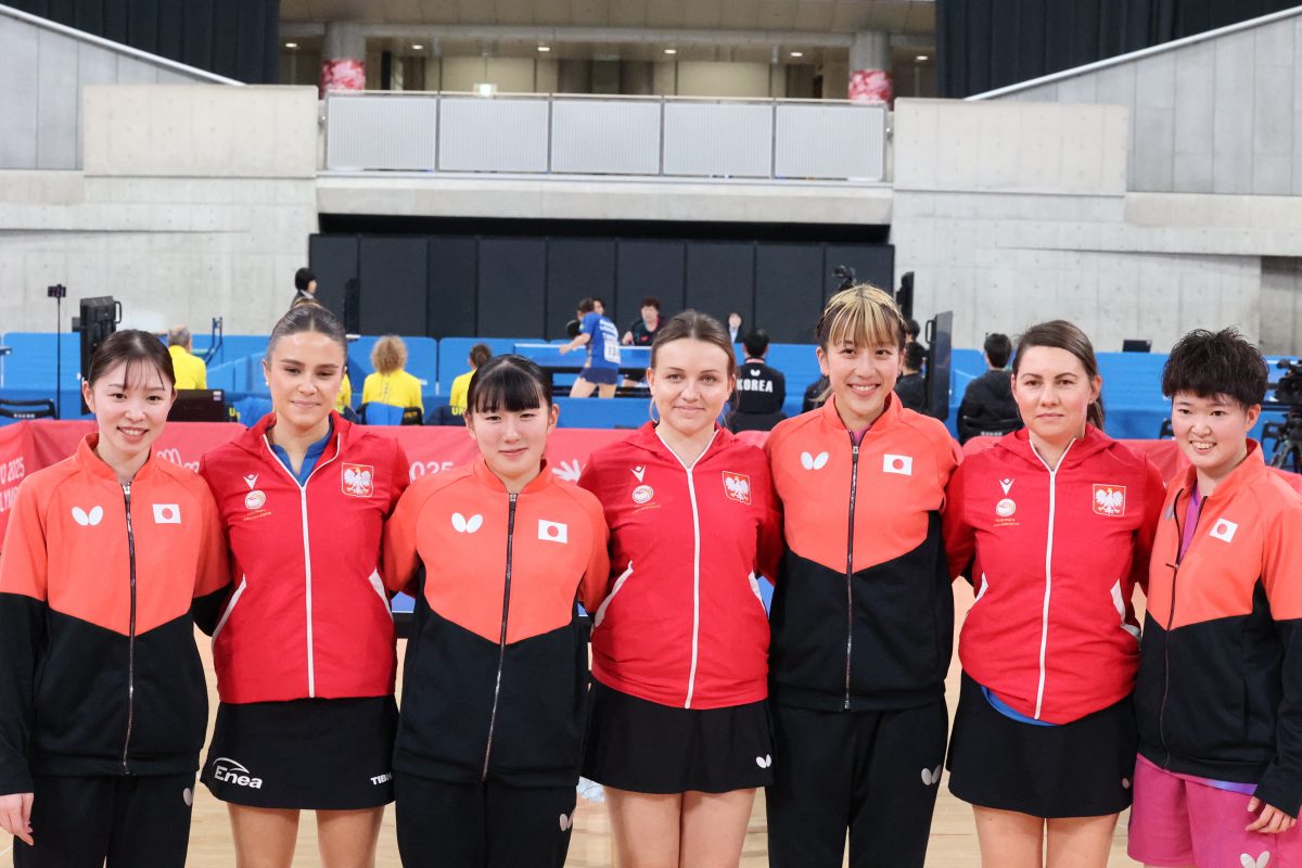 写真：試合後のポーランド代表との集合写真/撮影：ラリーズ編集部