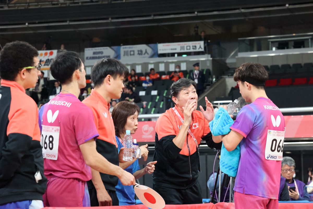 写真：アドバイスを送る大倉峰雄監督/撮影：ラリーズ編集部