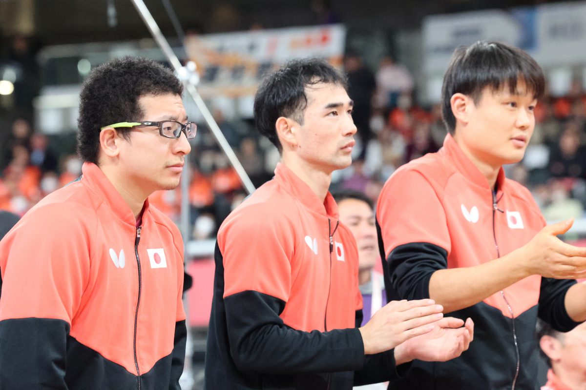 写真：試合を応援するメンバー/撮影：ラリーズ編集部