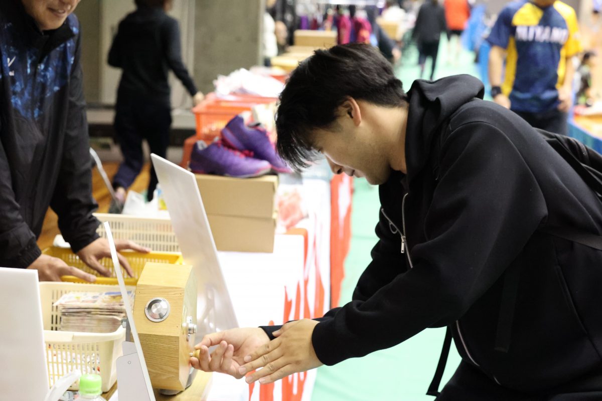 写真：抽選会の様子（Rallysの堀本真之介はブービー賞）/撮影：ラリーズ編集部