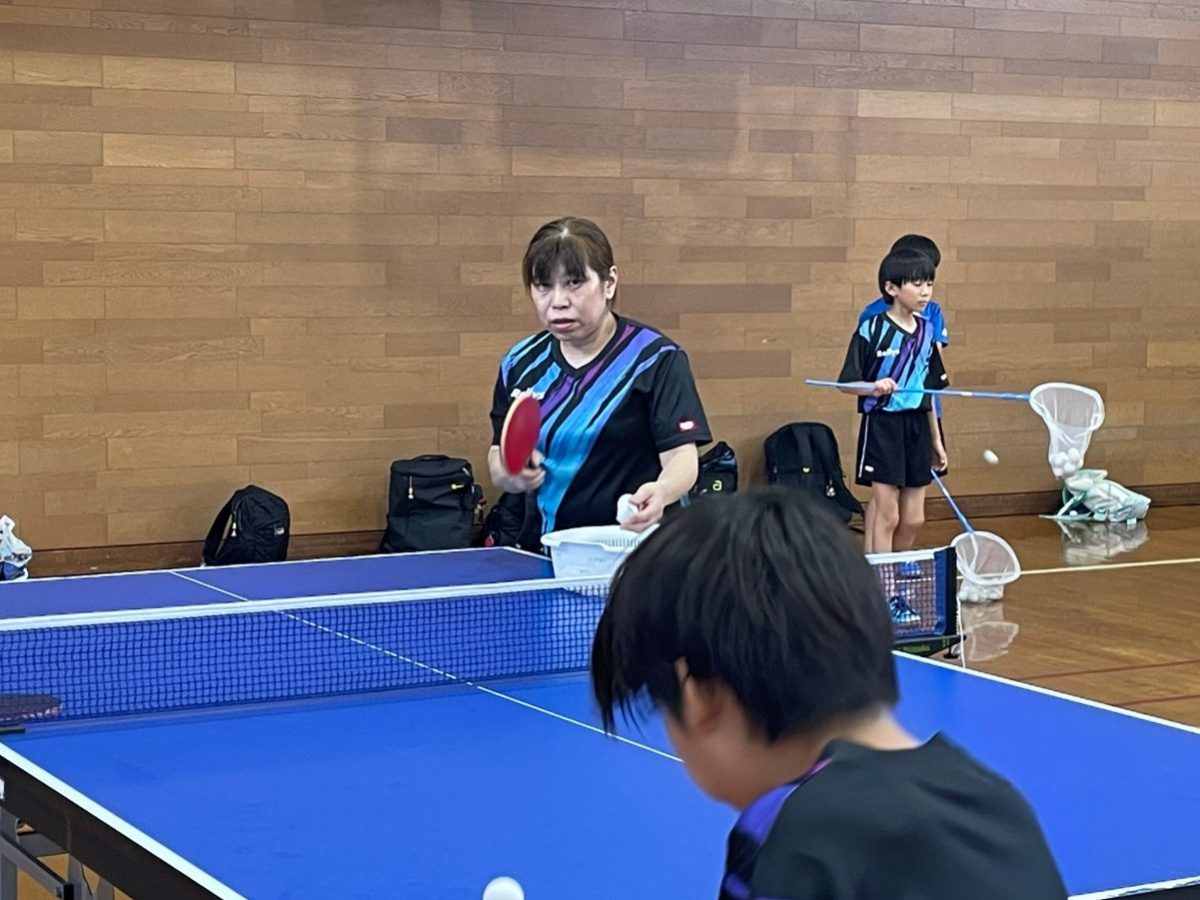 写真：トトロクラブで指導する魚路恭子さん/提供：トトロクラブ