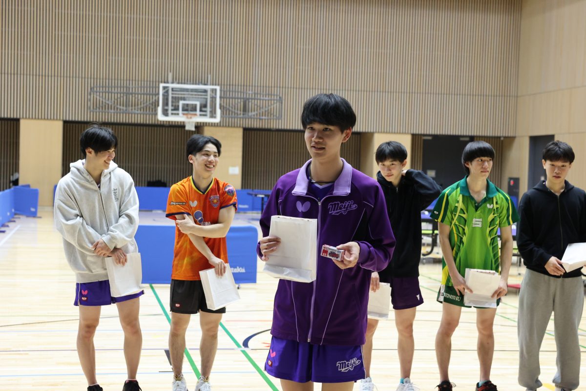 優勝者には日野自動車のトミカが贈呈された。写真は4勝をあげた木方圭介（明治大）