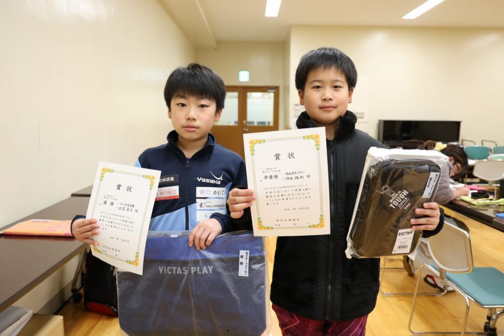 写真：ホープスの部1位トーナメントを優勝した三宅直斗（ばらの町卓球場・写真左）と銃優勝の仲本楓翔（関西卓球アカデミー）/撮影：ラリーズ編集部