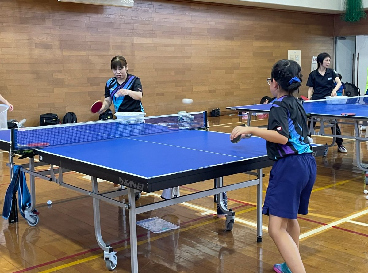 写真：トトロクラブで指導する魚路恭子さん/提供：トトロクラブ