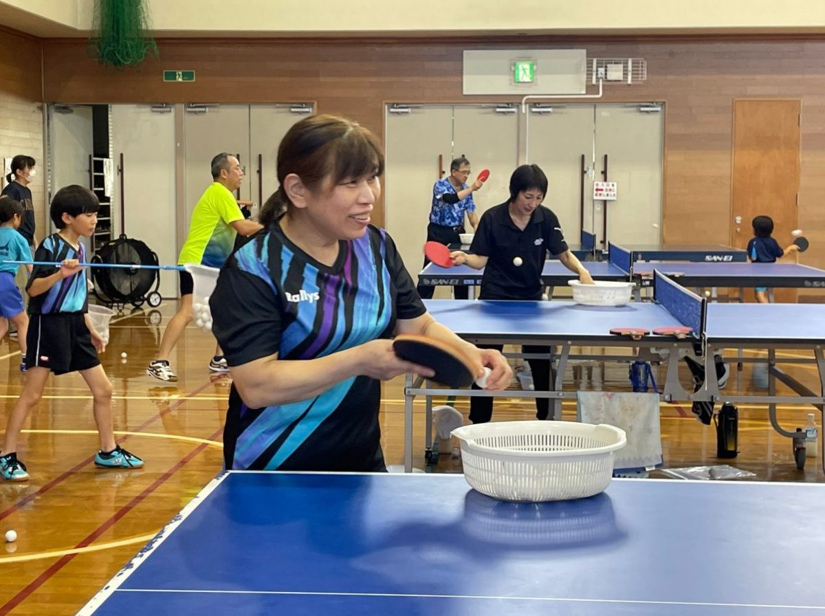 写真：トトロクラブで指導する魚路恭子さん/提供：トトロクラブ