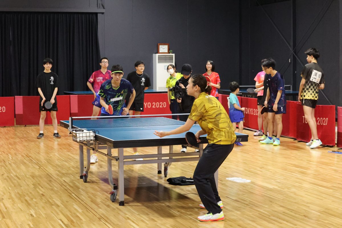 写真：佐藤選手のサービスを受ける様子/撮影：ラリーズ編集部