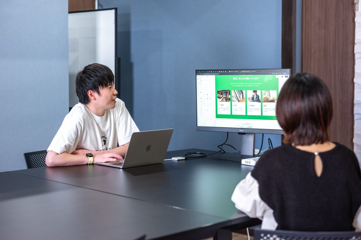 写真:T4 T4 OFFICEで会議をする様子/提供:ダイヤモンドツリー株式会社